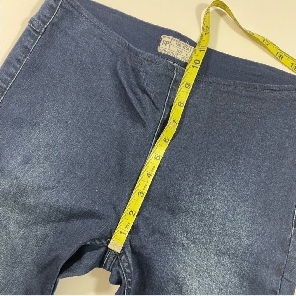 Free People 90s Penny Pull On Flare Jeans Dark Wash 29 - Picture 4 of 9